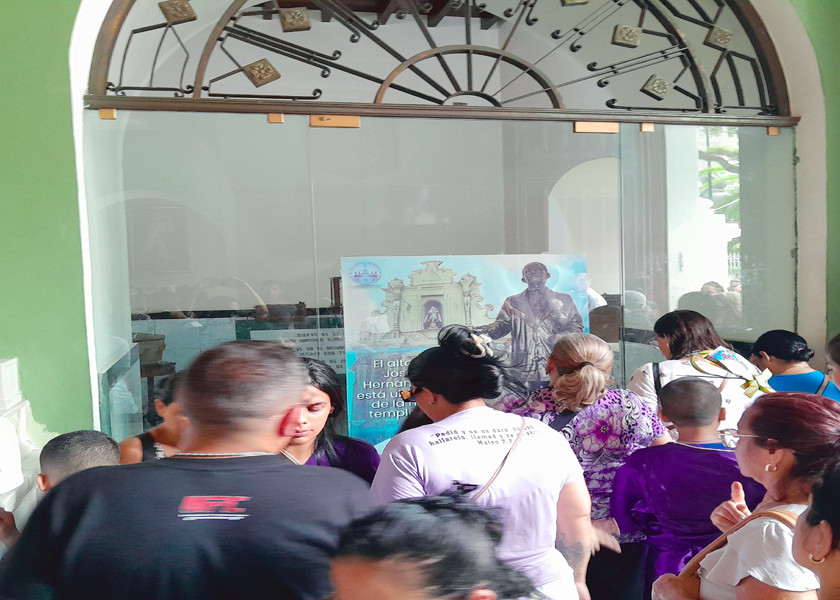 El Viernes Santo, peregrinación en la Iglesia de la Candelaria