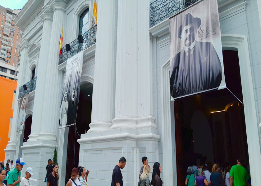 El Viernes Santo, peregrinación en la Iglesia de la Candelaria