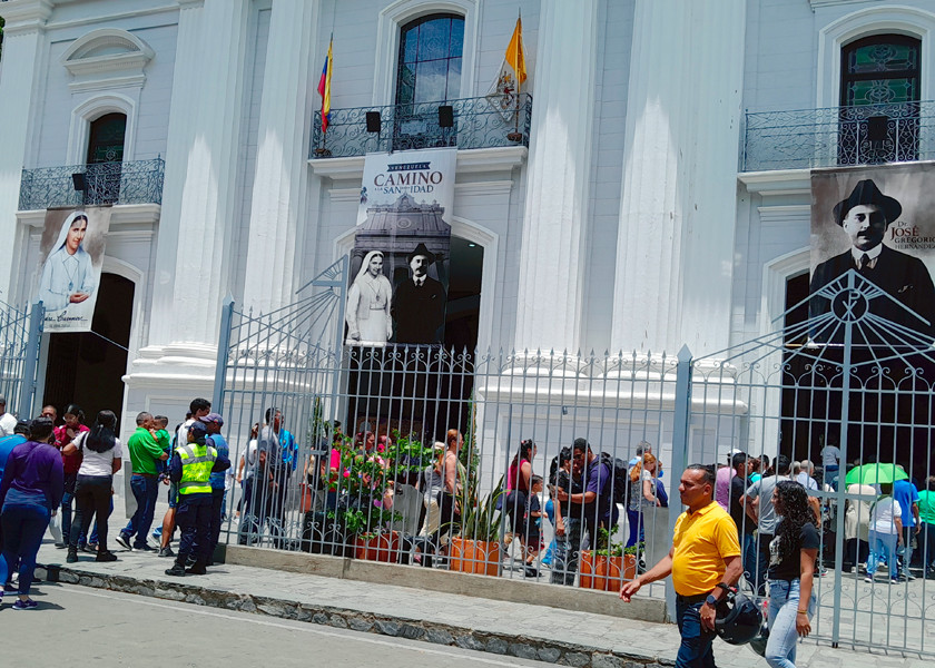 El Viernes Santo, peregrinación en la Iglesia de la Candelaria